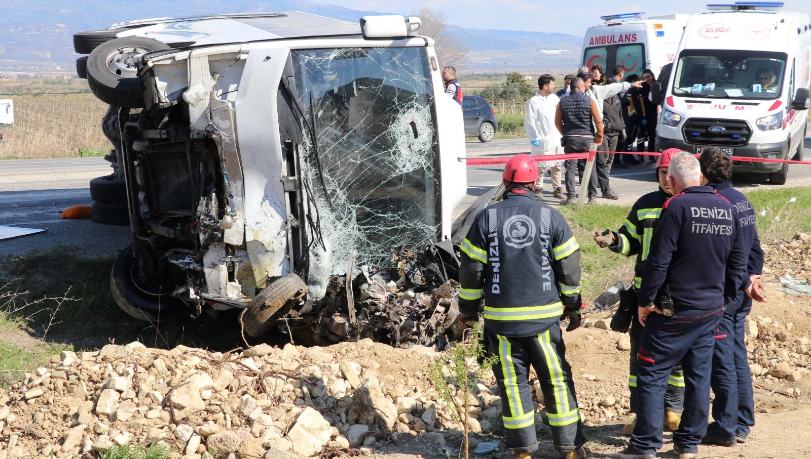 Denizli’de tıp midibüsü ile araba çarpıştı: 2 meyyit, 23 yaralı