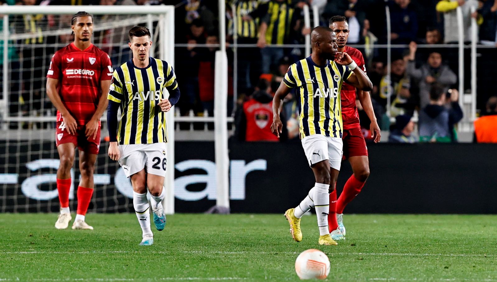 Fenerbahçe’den Sevilla maçı açıklaması: 7 kişi süresiz olarak yasaklandı