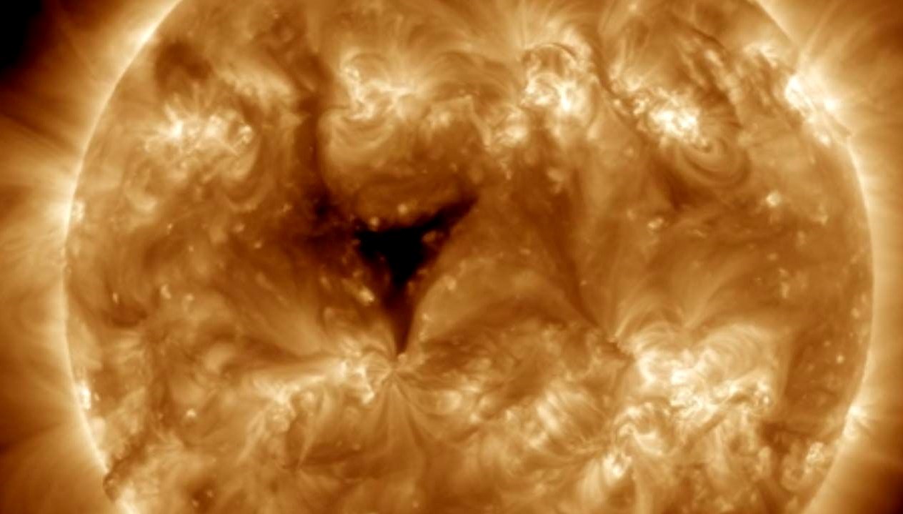 Güneş’te 20 dünya büyüklüğünde delik tespit edildi