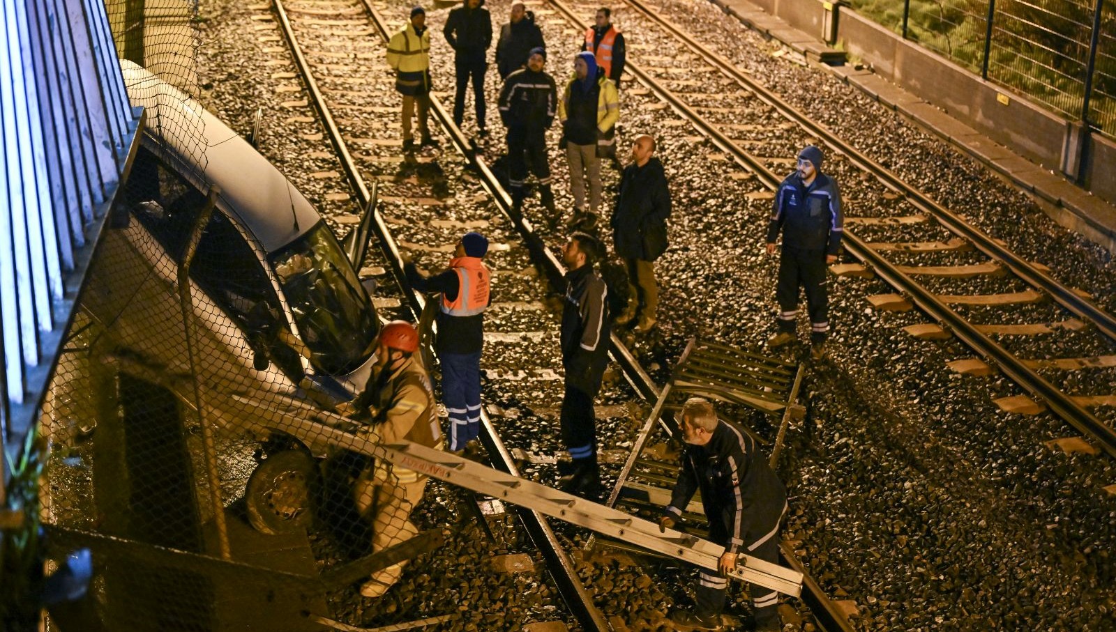 İstanbul’da araba metro çizgisine düştü