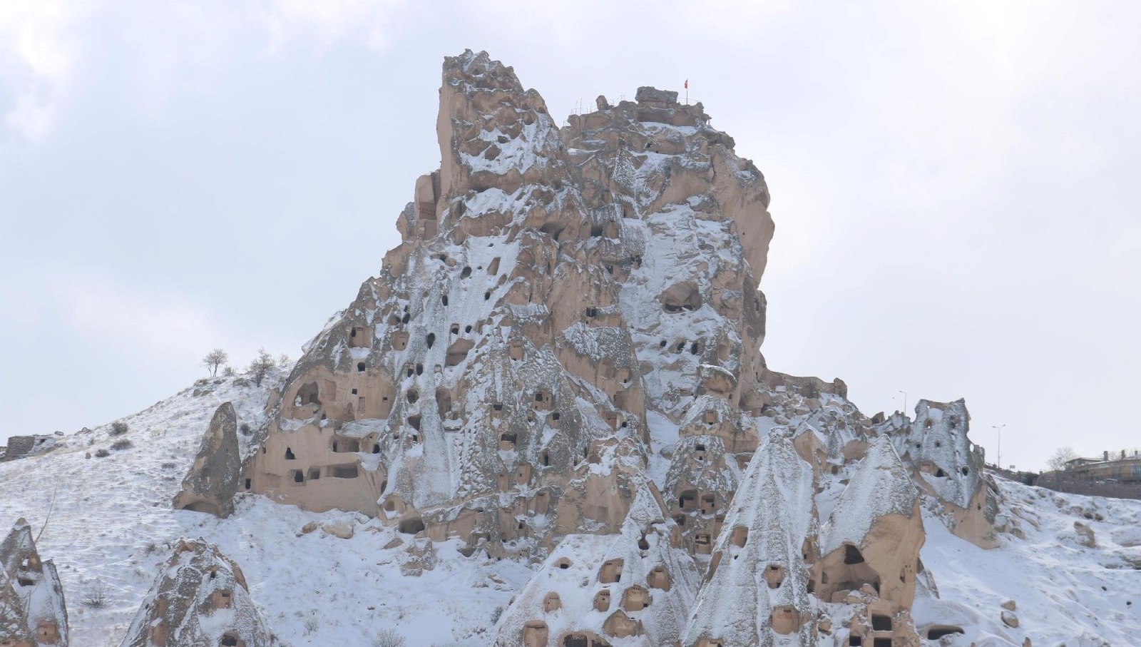 Kapadokya beyaza büründü