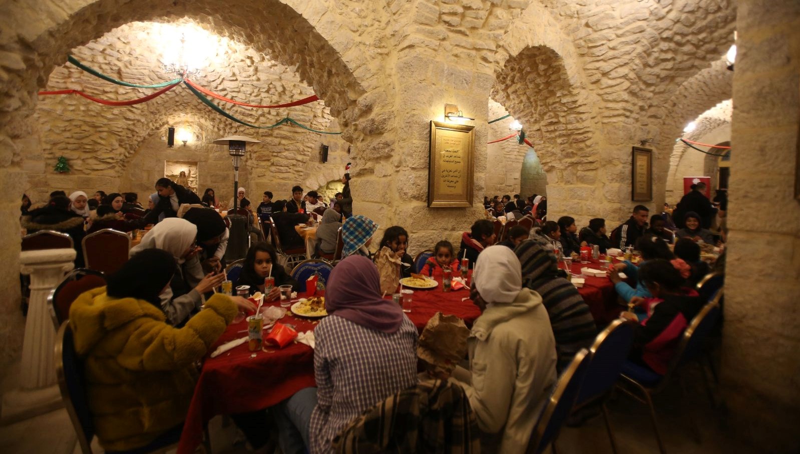 Ürdün’de kilisede yetim çocuklara iftar yemeği