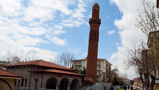 800 yıllık eğri minare zelzeleye güçlü çıktı