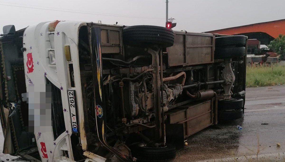 Adana’da tarım personellerini taşıyan midibüs devrildi: 10 yaralı