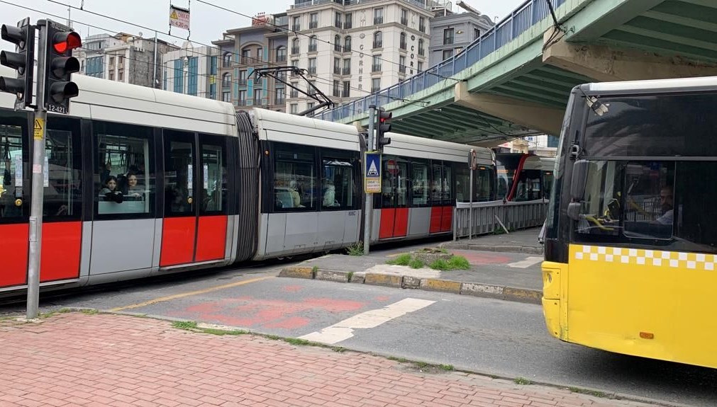 Aksaray’da İETT otobüsü tramvaya çarptı