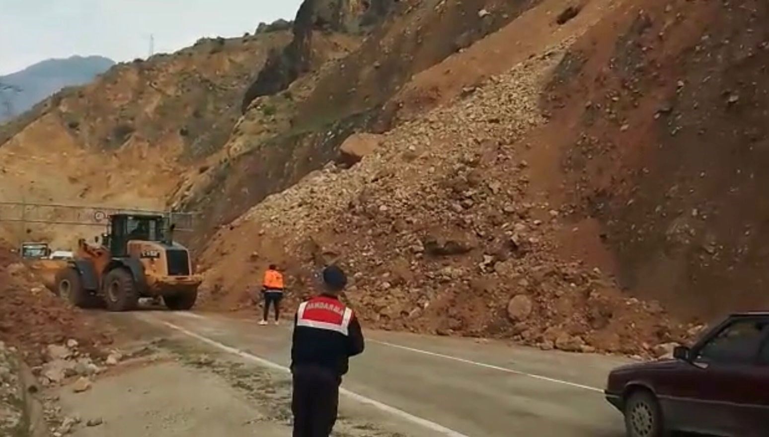 Artvin- Ardanuç kara yolunda heyelan