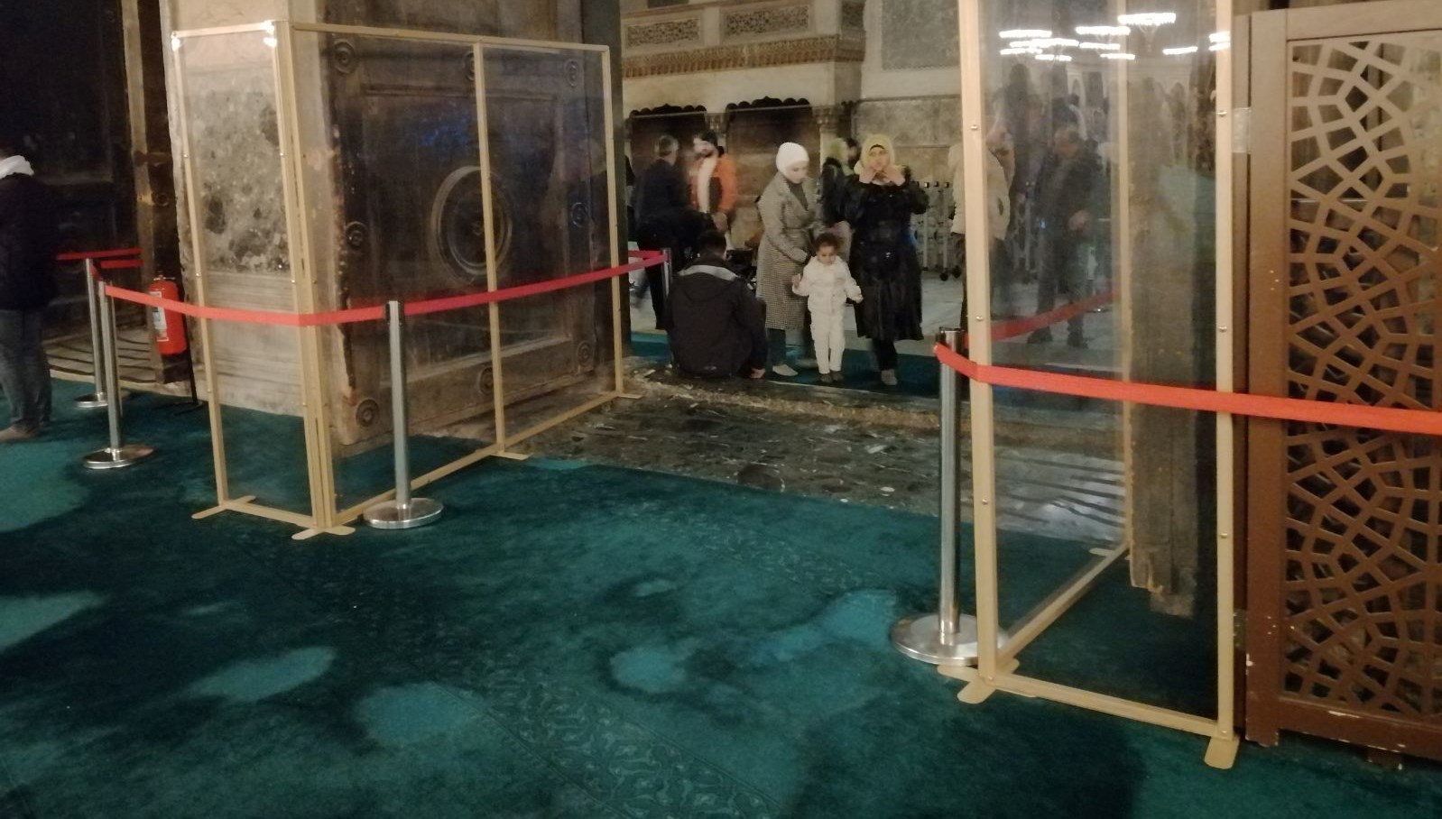 Ayasofya’da imparatorluk kapısına cam bölmeli muhafaza