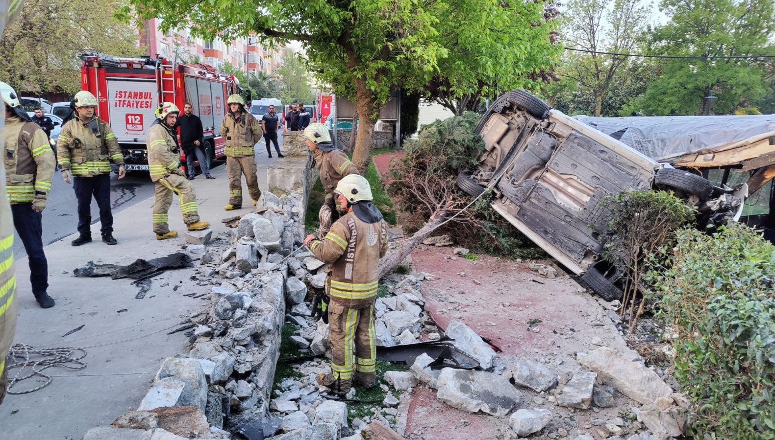 Bahçelievler’de araba kafenin bahçesine girdi: Şoför ağır yaralı