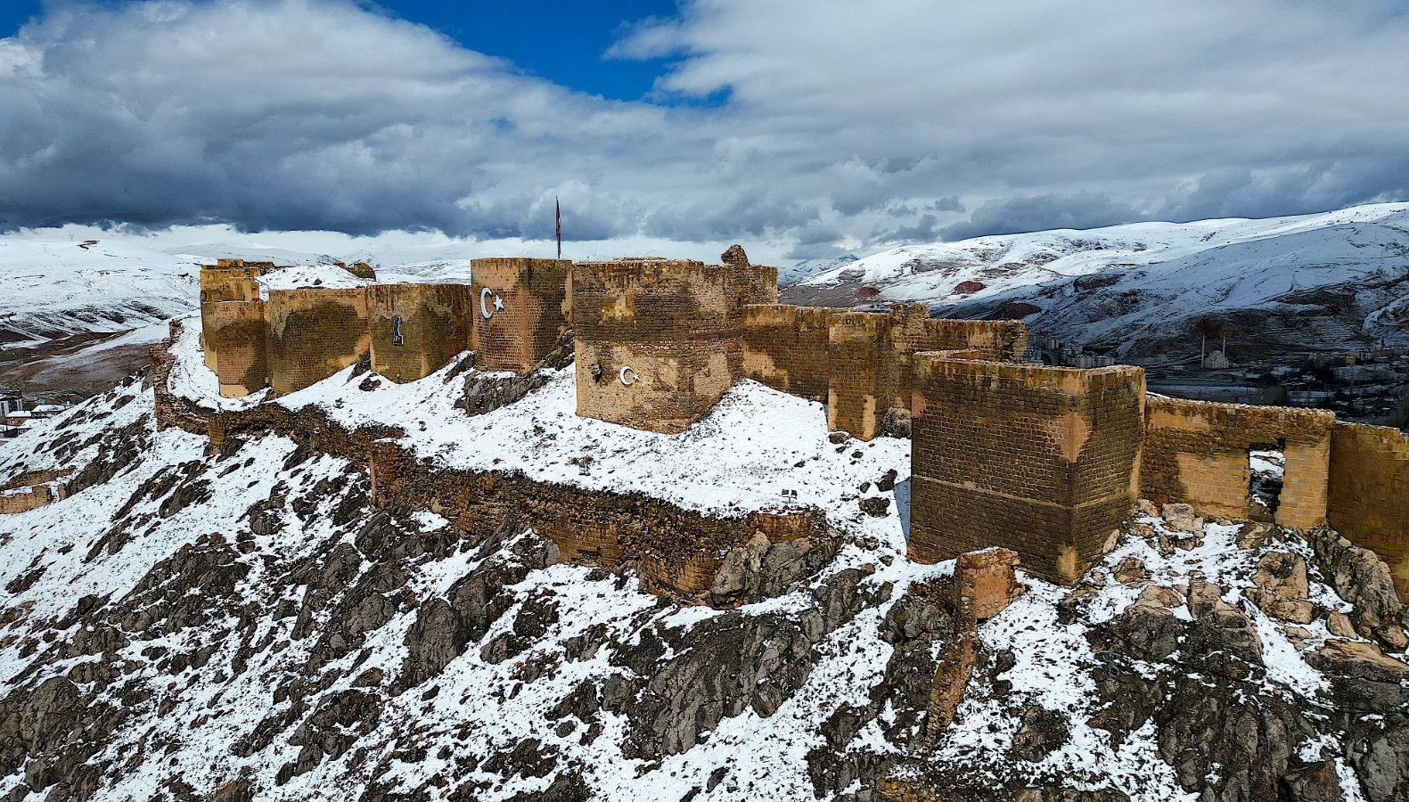 Bayburt Kalesi ilkbaharda karla kaplandı