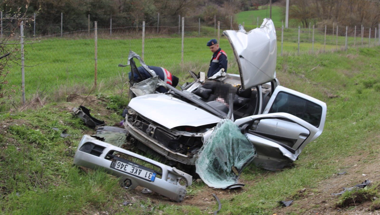 Bolu’da TIR’la çarpışan arabadaki 2 kişi ömrünü yitirdi