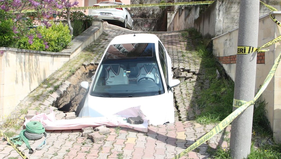 Çöken yol arabası yuttu