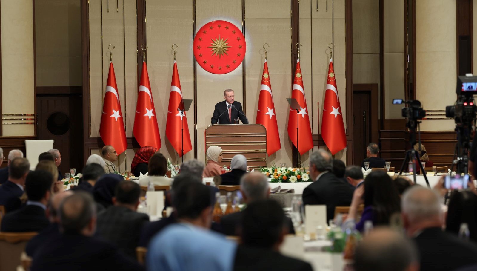 Cumhurbaşkanı Erdoğan, milletvekilleriyle iftarda bir ortaya geldi