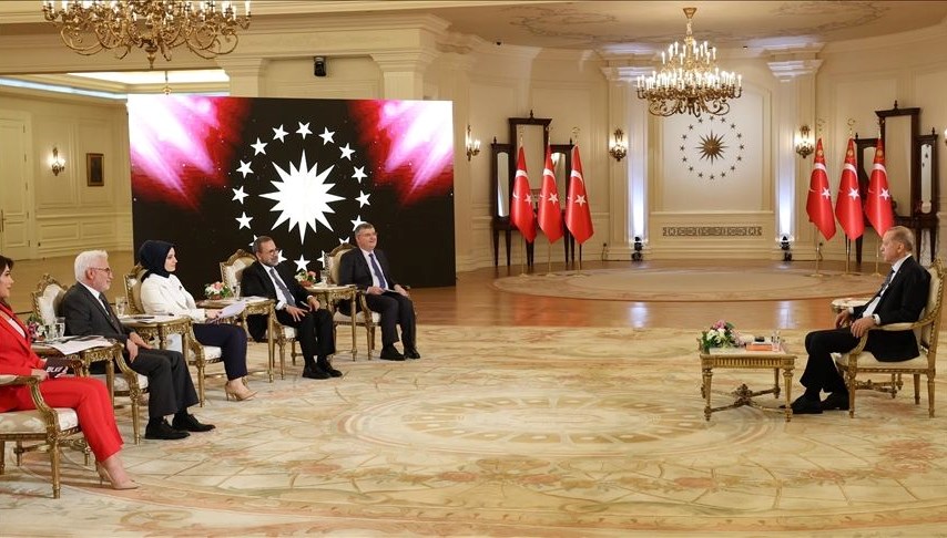 Cumhurbaşkanı Erdoğan, canlı yayında kısa müddetli rahatsızlandı: Önderlerden geçmiş olsun bildirileri