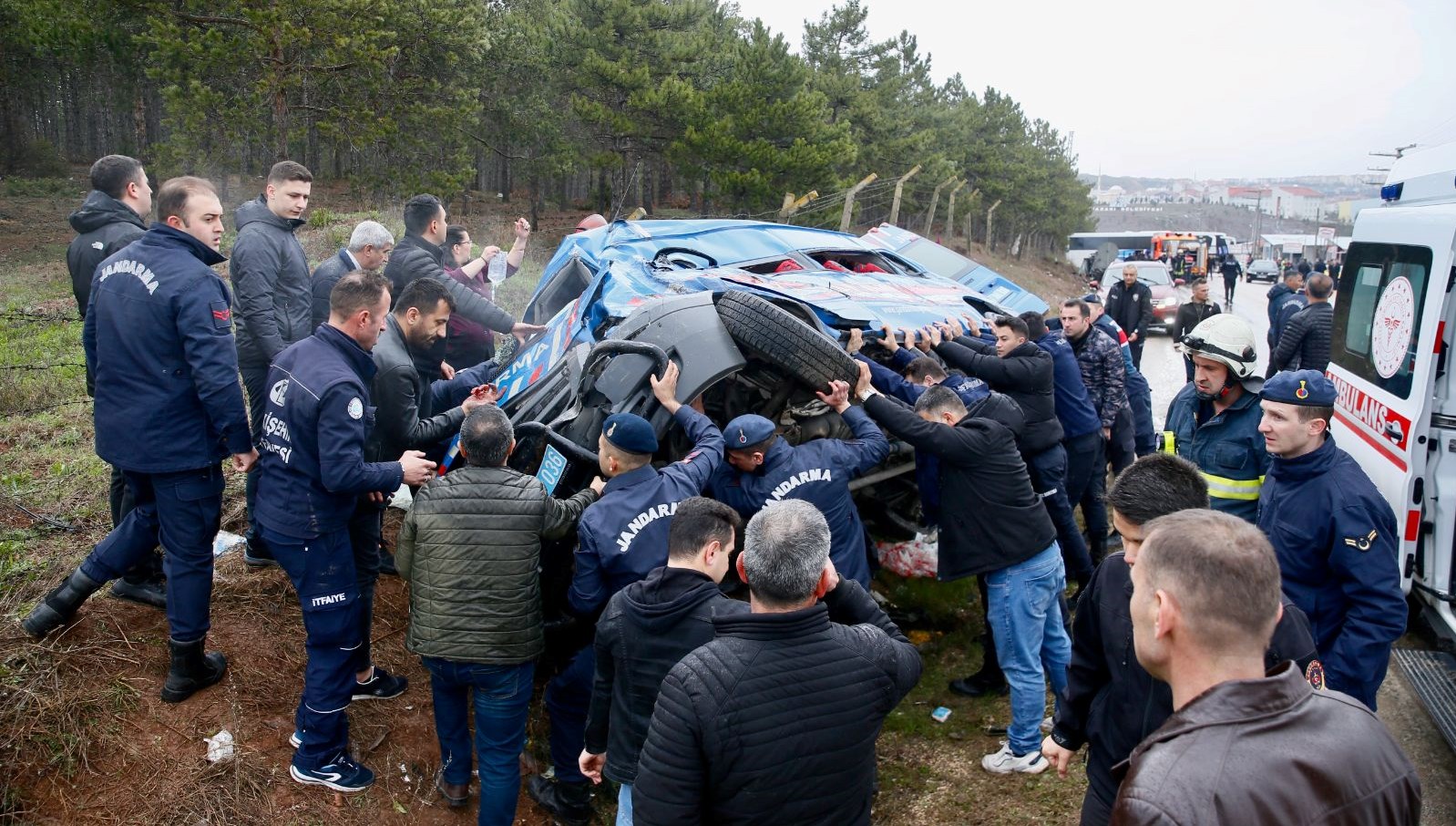 Eskişehir’de zincirleme trafik kazası: 12’si asker 14 yaralı