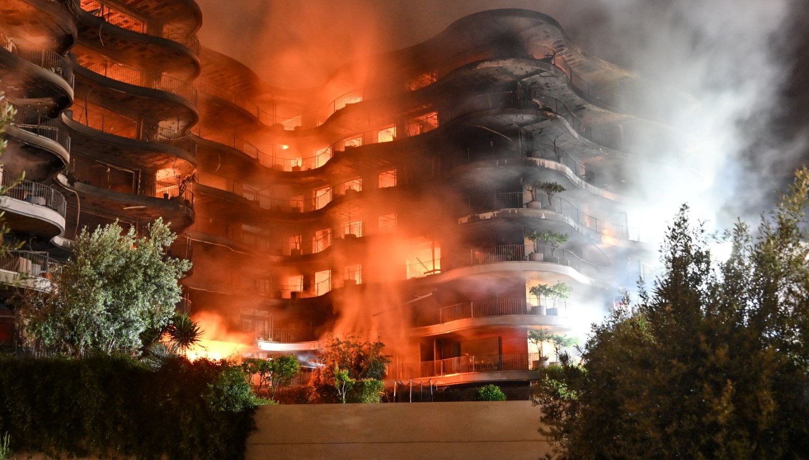 İzmir’de lüks sitede yangın: Konuğun dikkati can kaybını önledi!