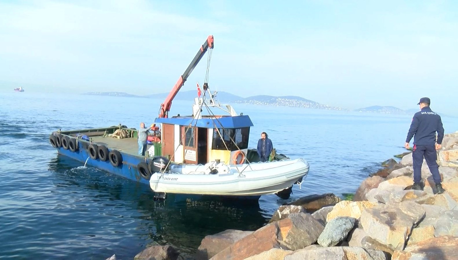 Kartal’da denize düşen kişi aranıyor