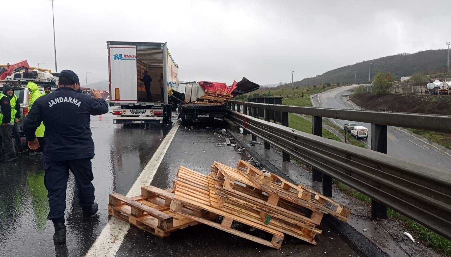 Kuzey Marmara Otoyolu’ndaki kazalar nedeniyle trafik aksadı