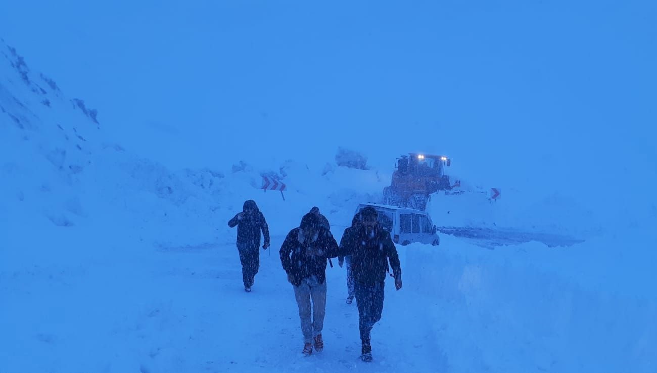 Nisan ortasında kar esareti: Van’da yolda mahsur kalan 4 kişi kurtarıldı