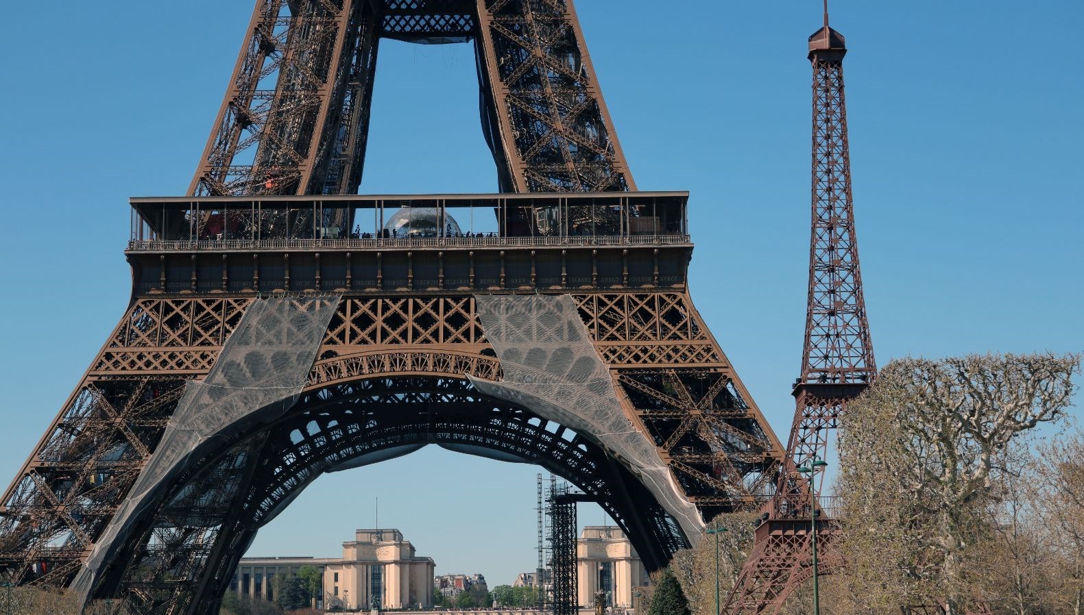 Paris’te Eyfel Kulesi sayısı ikiye çıktı