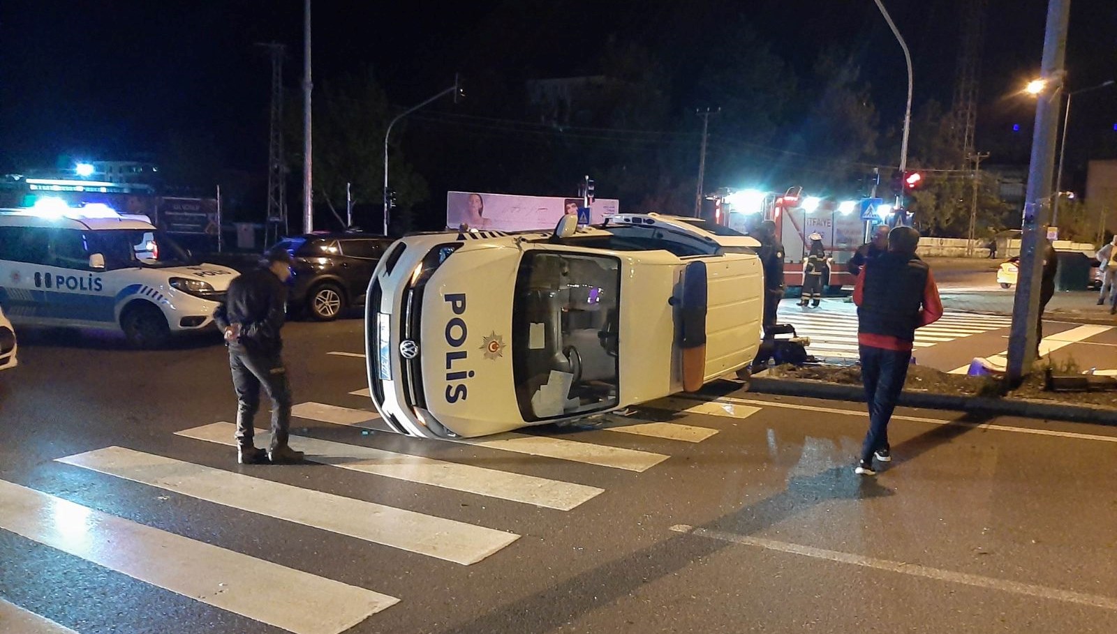 Polis aracı ile araba çarpıştı: 2 polis yaralı