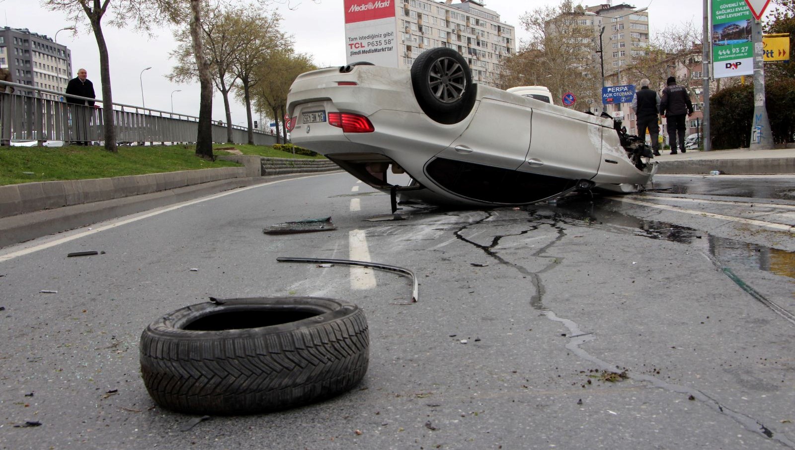 Şişli’de araba ağaca çarptı: 3 yaralı