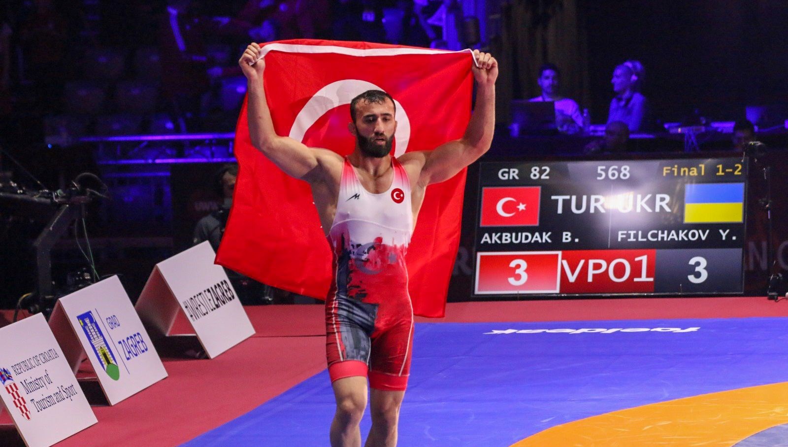 Ulusal güreşçi Burhan Akbudak, Avrupa şampiyonu oldu