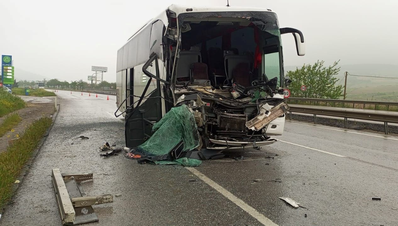 Balıkesir’de öğrencileri taşıyan tıp otobüsü TIR’a çarptı: 33 yaralı