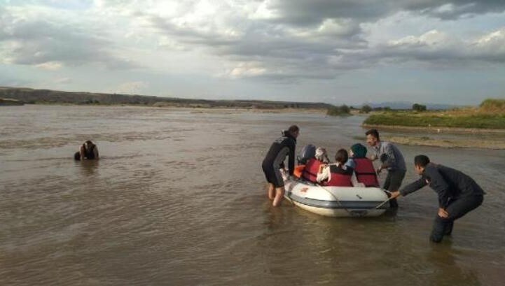 Baraj kapaklarının açılmasıyla mahsur kalan 25 kişiyi gruplar kurtardı