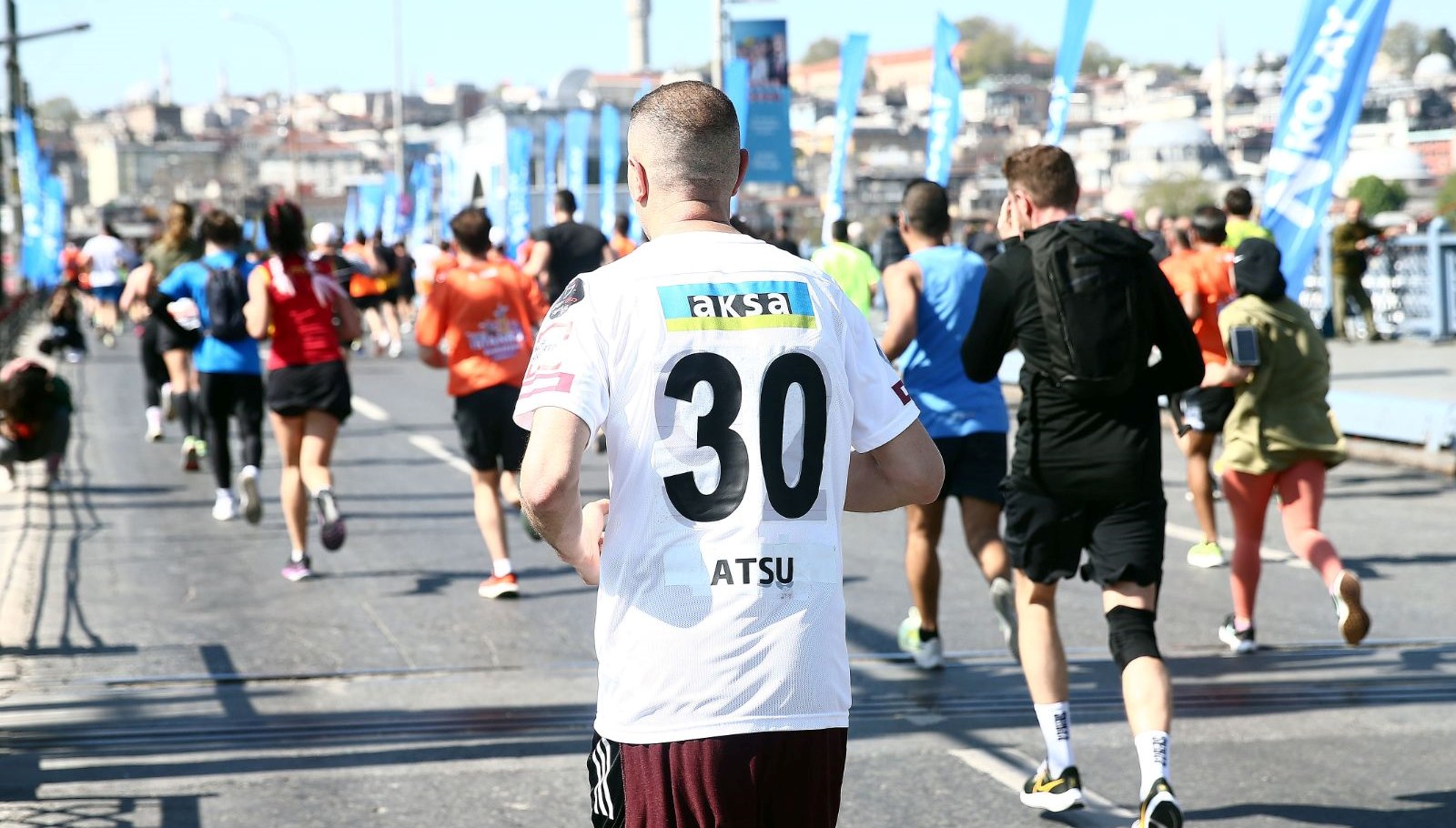 Beşiktaş malzemecisi Erdal Fazilet maratonda Christian Atsu’nun formasıyla koştu