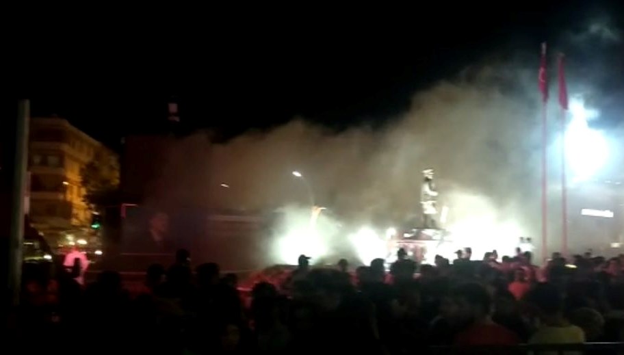 Cengiz Kurtoğlu konserinde yangın
