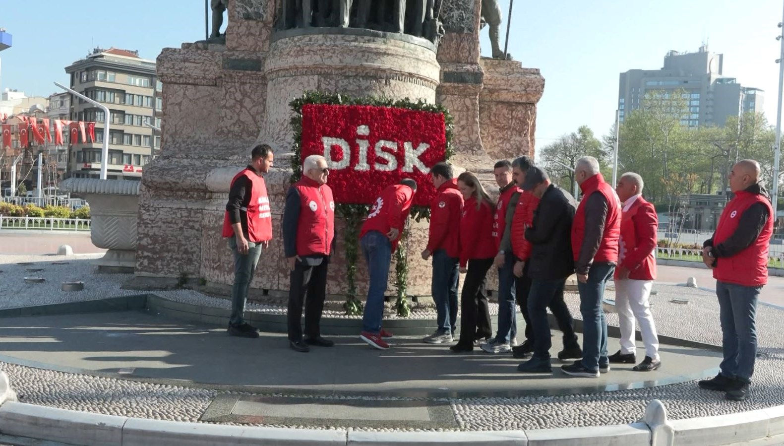 DİSK Taksim Cumhuriyet Anıtı’na çelenk bıraktı