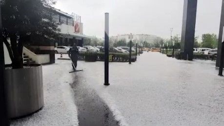 Diyarbakır’da dolu ve fırtına: Yollar beyaza büründü