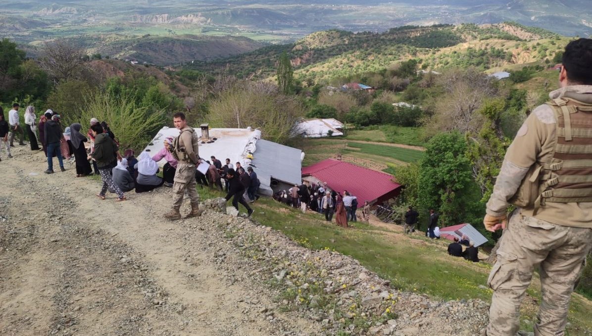 Diyarbakır’da minibüs şarampole yuvarlandı: 2 meyyit, 13 yaralı