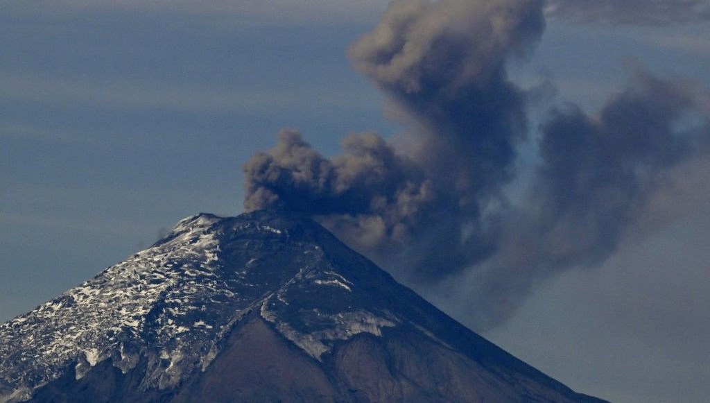 Ekvador’daki Cotopaxi Yanardağı kül püskürtüyor