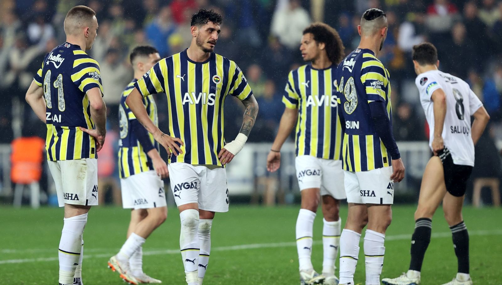 Fenerbahçe’de en az 8 isimle yollar ayrılıyor