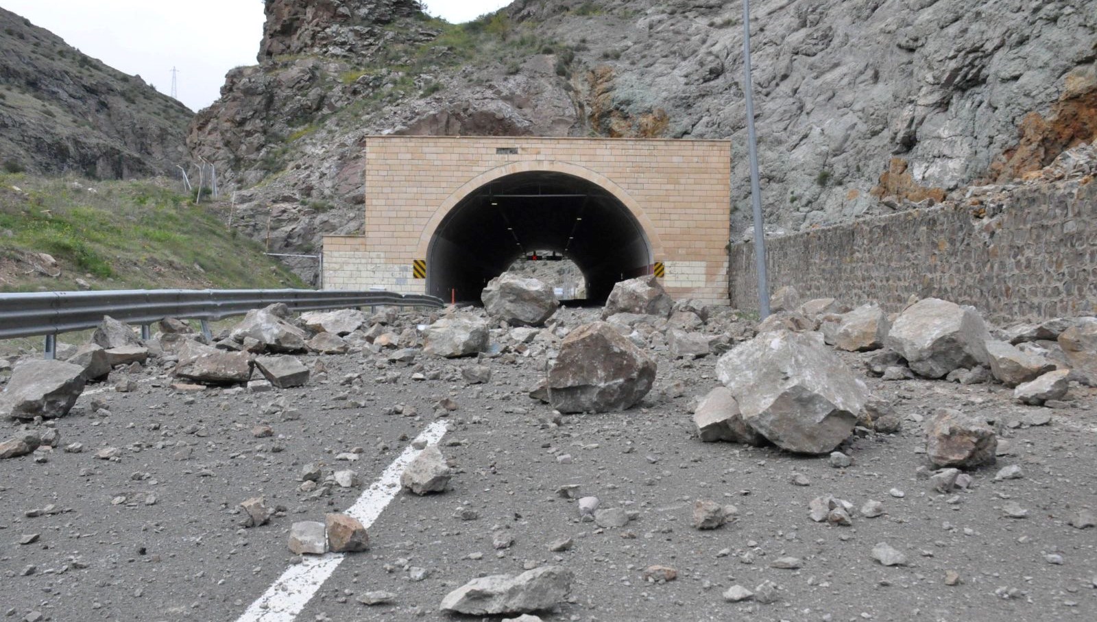 Gümüşhane’deki heyelan kara yolu ulaşıma kapattı