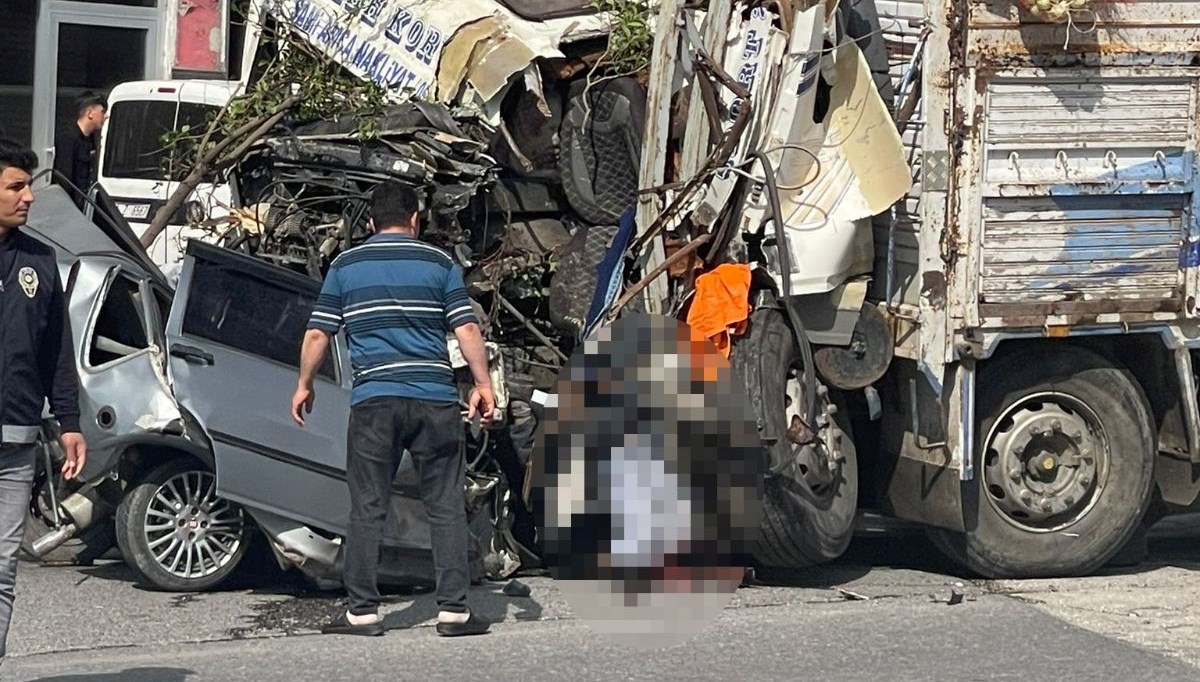 Hatay’da zerzevat yüklü kamyon, çok sayıda araca çarptı: 3 meyyit, 20 yaralı