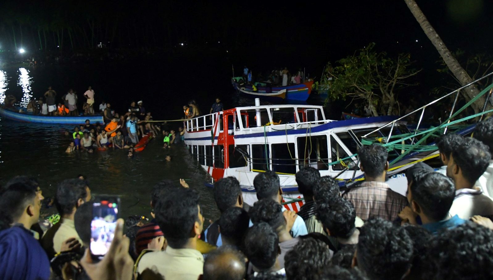 Hindistan’ın Kerala eyaletinde turistik tekne battı: 22 meyyit