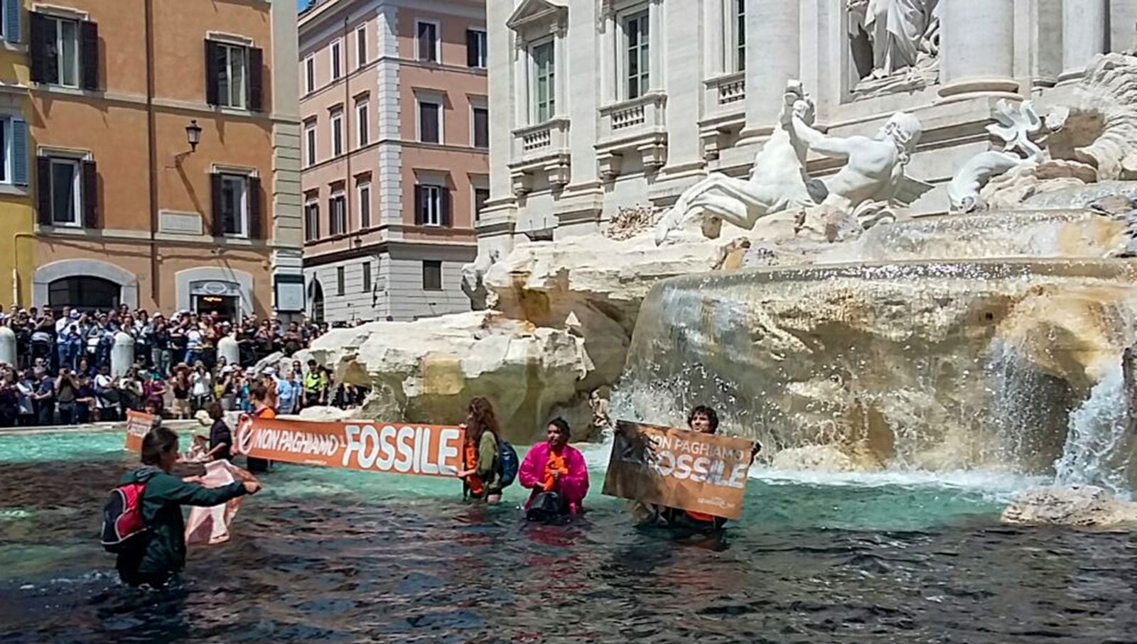 İklim aktivistleri Roma’da: Tarihi Trevi Çeşmesi’nde boyalı protesto hareketi