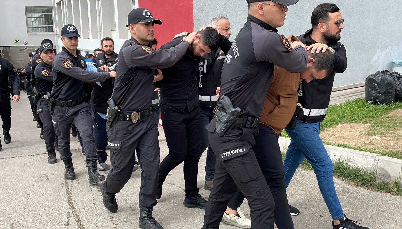 İstanbul merkezli terör örgütü MLKP operasyonunda 13 zanlı yakalandı