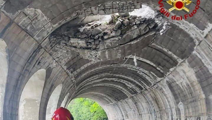 İtalya’da meydana gelen toprak kaymasında tünelin tavanı çöktü