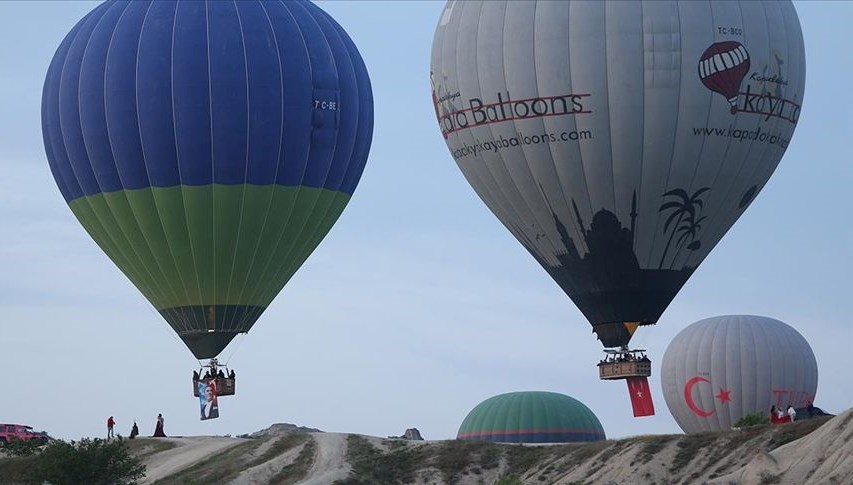 Kapadokya’da balonlar Türk bayrakları ve Atatürk posteri ile uçtu