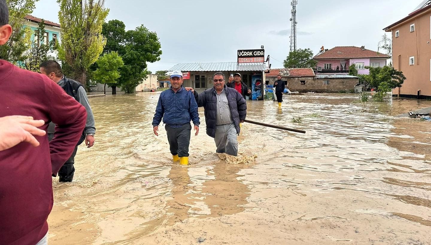 Konya’da sağanak su baskınlarına neden oldu