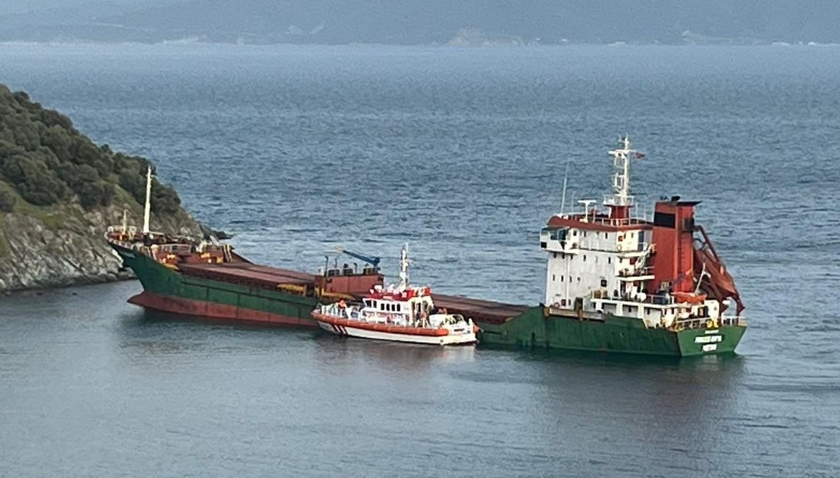Marmara Adası açıklarında karaya oturan gemi kurtarıldı