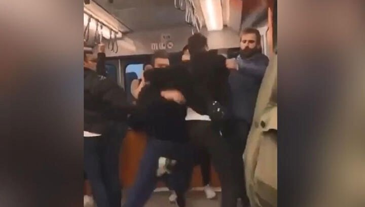 Metroda kıyafetini maksat aldığı bireye saldıran zanlı yakalandı