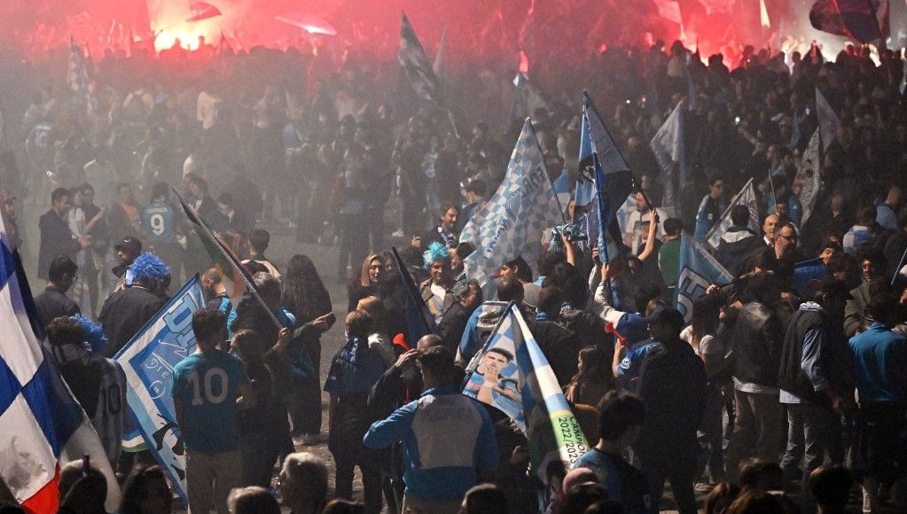 Napoli’de şampiyonluk kutlamalarında bir taraftar hayatını kaybetti