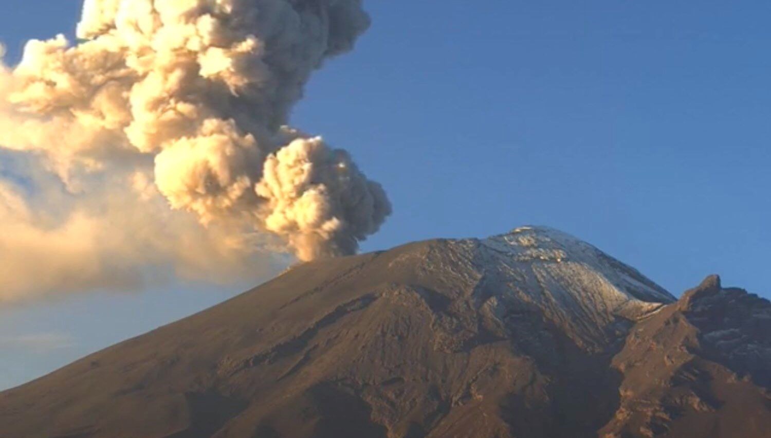 Popocatepetl Yanardağı’ndaki patlamalar okulları tatil etti