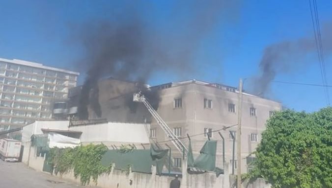 Sancaktepe’de mobilya fabrikasında çıkan yangın söndürüldü