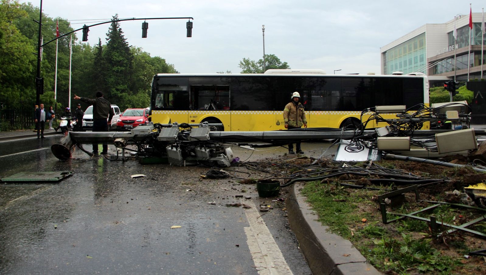 Sarıyer’de İETT otobüsü evvel direğe akabinde arabaya çarptı