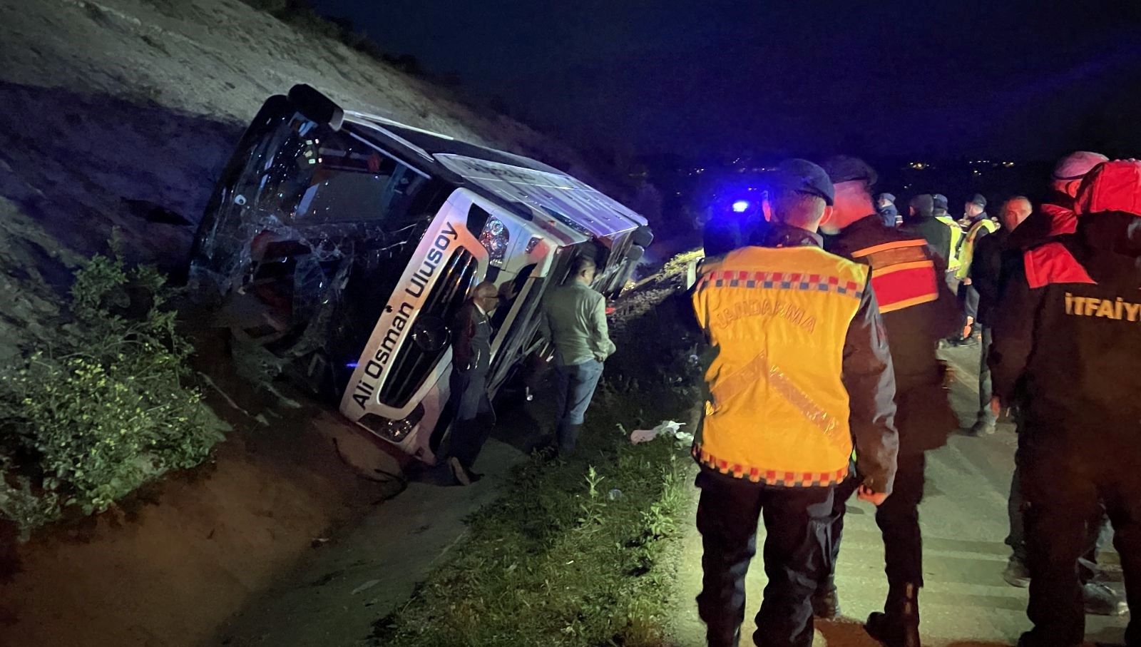 Sinop’ta yolcu otobüsü su kanalına devrildi: 9 yaralı